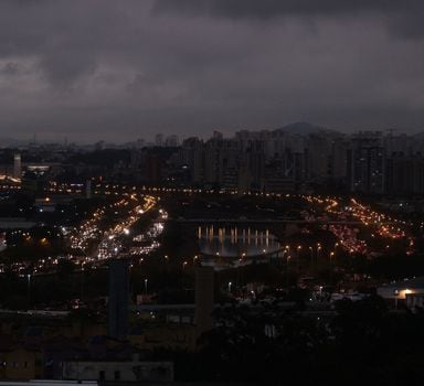 Quatro da noite? Às 16 horas, o céu em São Paulo estava escuro
