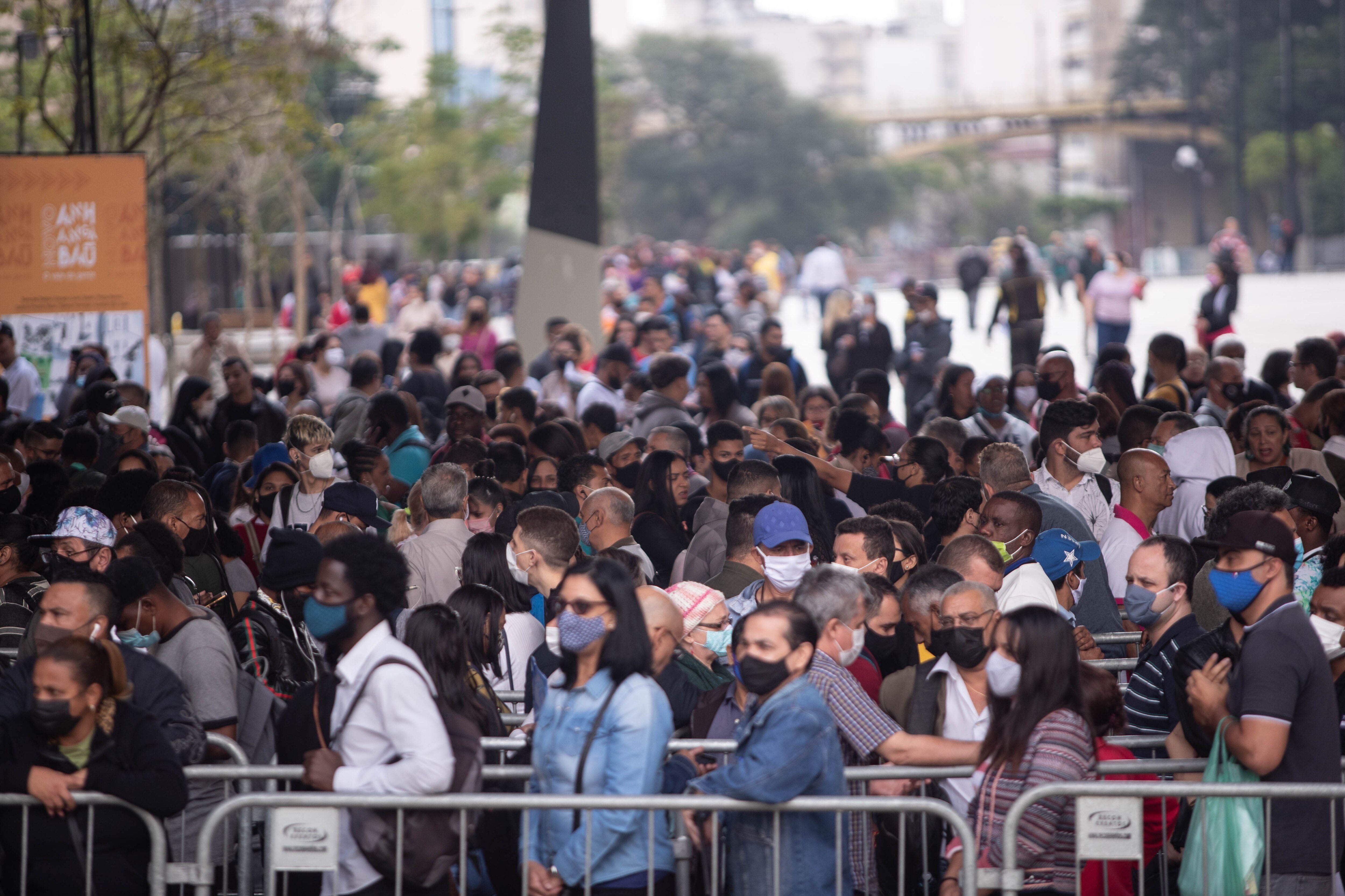 Centenas de pessoas formam fila para mutirão de emprego em