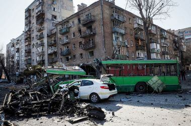 A view shows buildings and vehicles destroyed by shelling as Russia's attack on Ukraine continues, in Kyiv, Ukraine March 14, 2022. REUTERS/Gleb Garanich