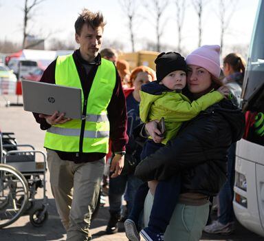 Przemysl (Poland), 24/03/2022.- Refugees from Ukraine at an assistance point for refugees in Przemysl, southeastern Poland, 24 March 2022. Since 24 February, when Russia invaded Ukraine, 2.2 million people have crossed the Polish-Ukrainian border into Poland, the Border Guard has reported on 24 March morning. (Polonia, Rusia, Ucrania) EFE/EPA/Darek Delmanowicz POLAND OUT

